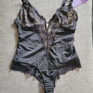 HeyShape V-Neck Half Lace Bodysuit